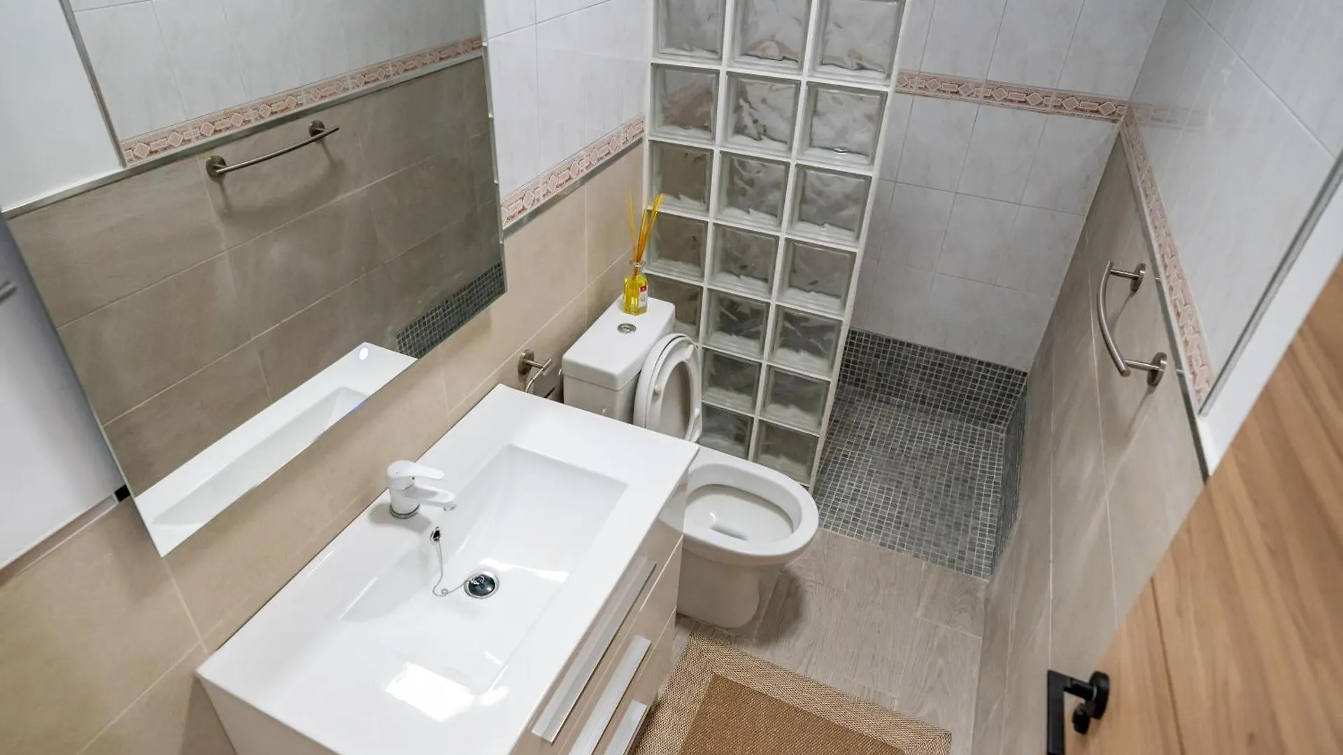 Casa Julio - Alcala Complete Coastal Retreat - Entire Apartment - 3 Min Walk From The Ocean - Shared Entrance With Host İspanya