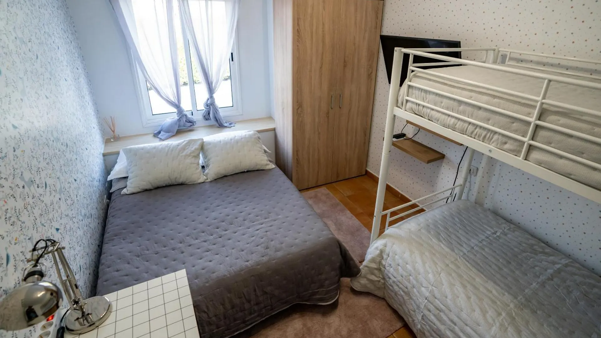 Casa Julio - Alcala Complete Coastal Retreat - Entire Apartment - 3 Min Walk From The Ocean - Shared Entrance With Host Alcalá la Real